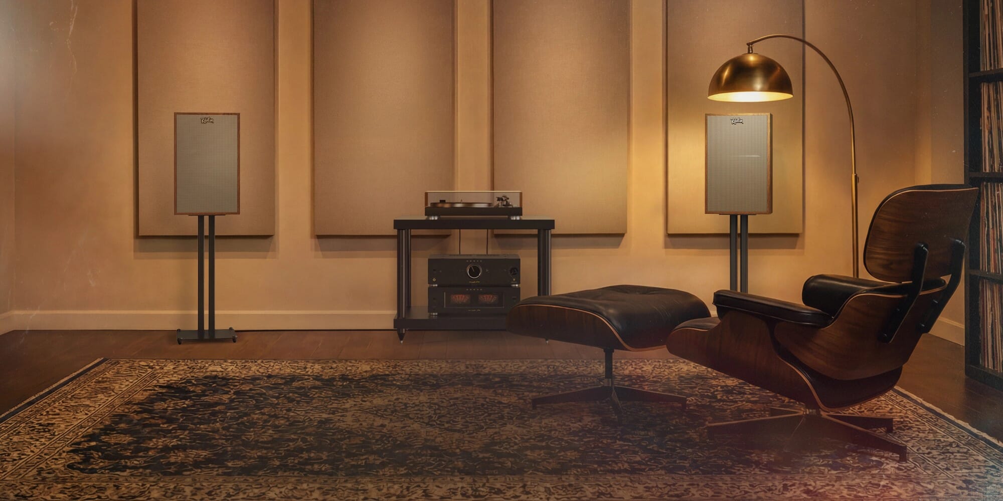 Klipsch-Rebellion-WN-flanking-turntable-and-amplifiers_2000x1000.jpg